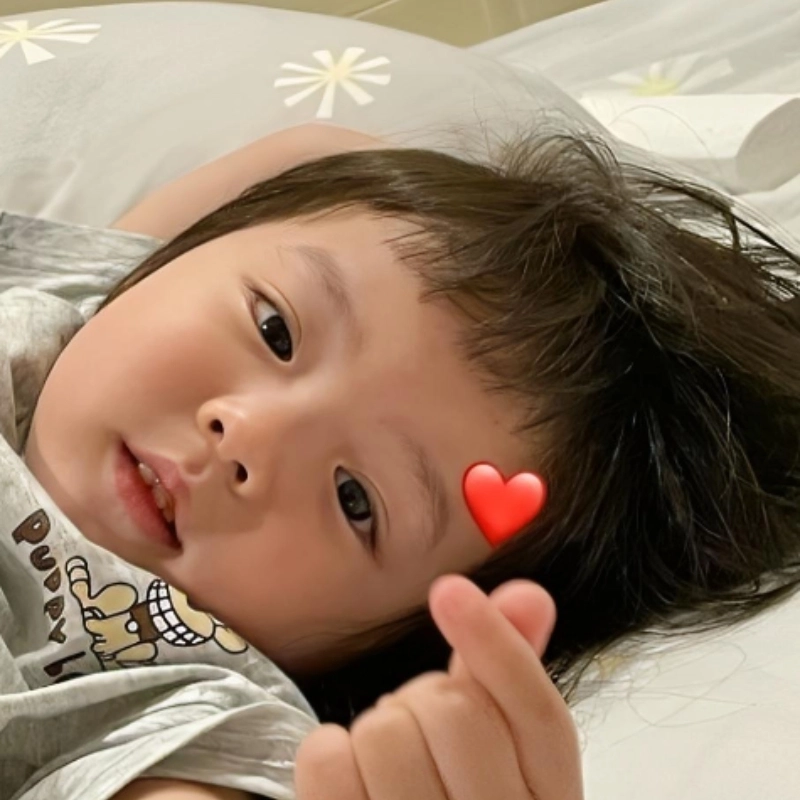 Meme em bé thả tim cực kỳ dễ thương và ngọt ngào, xem ngay để thư giãn