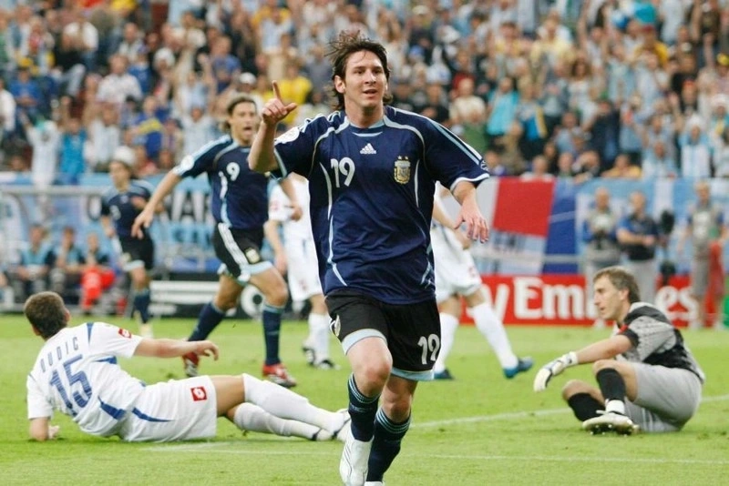 messi lần đầu đá world cup gây sốt