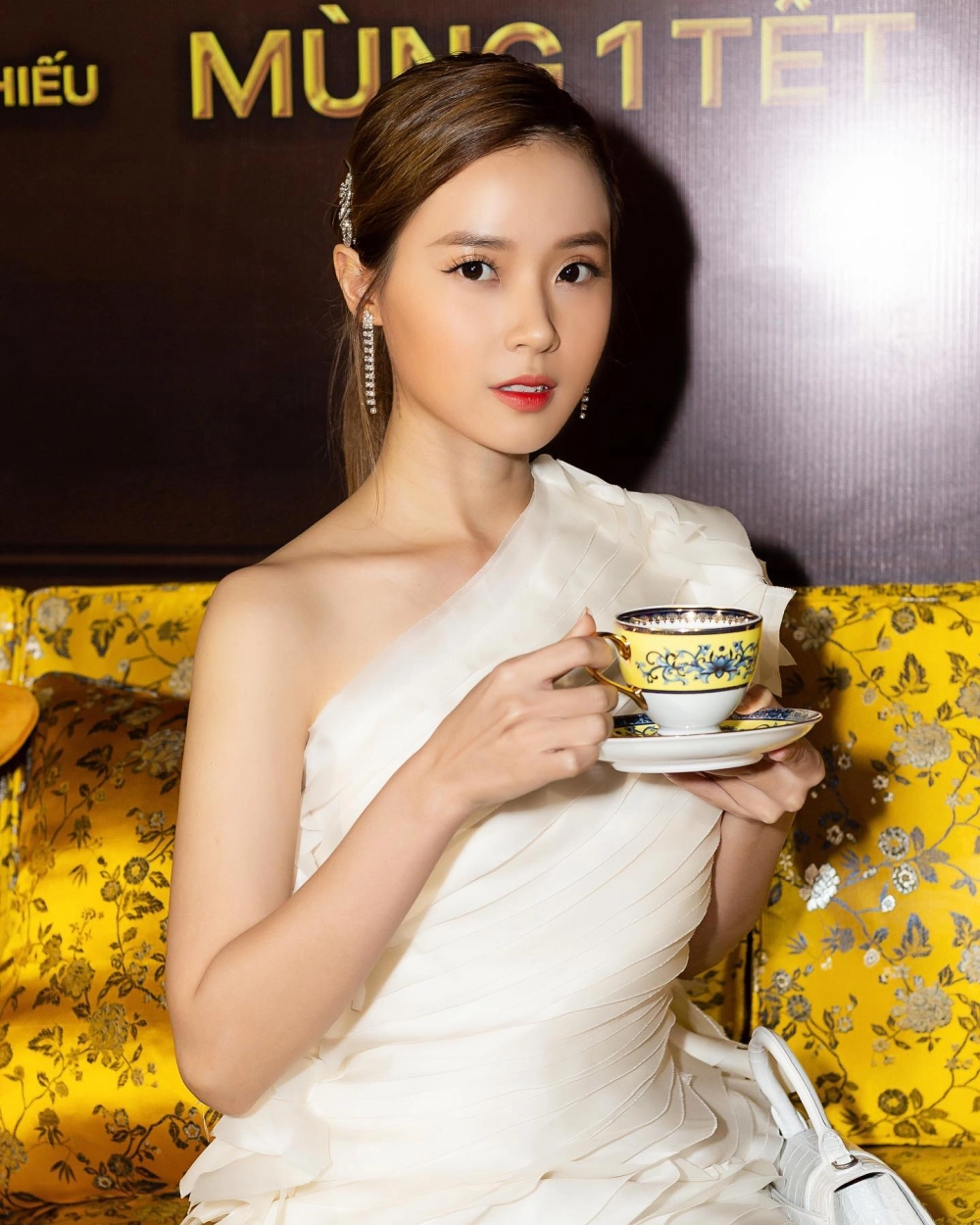Khám phá các hoạt động của Midu Official qua các bài đăng và cập nhật trên mạng xã hội.