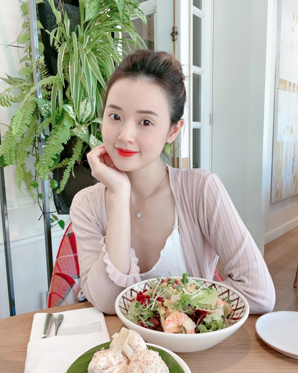 Cùng khám phá Midu làm nghề gì ngoài công việc trong ngành giải trí.