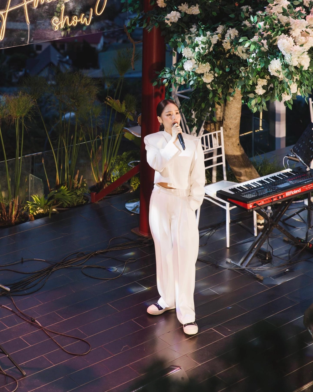Lắng nghe ca khúc còn tuổi nào cho em miu lê để cảm nhận sự sâu lắng