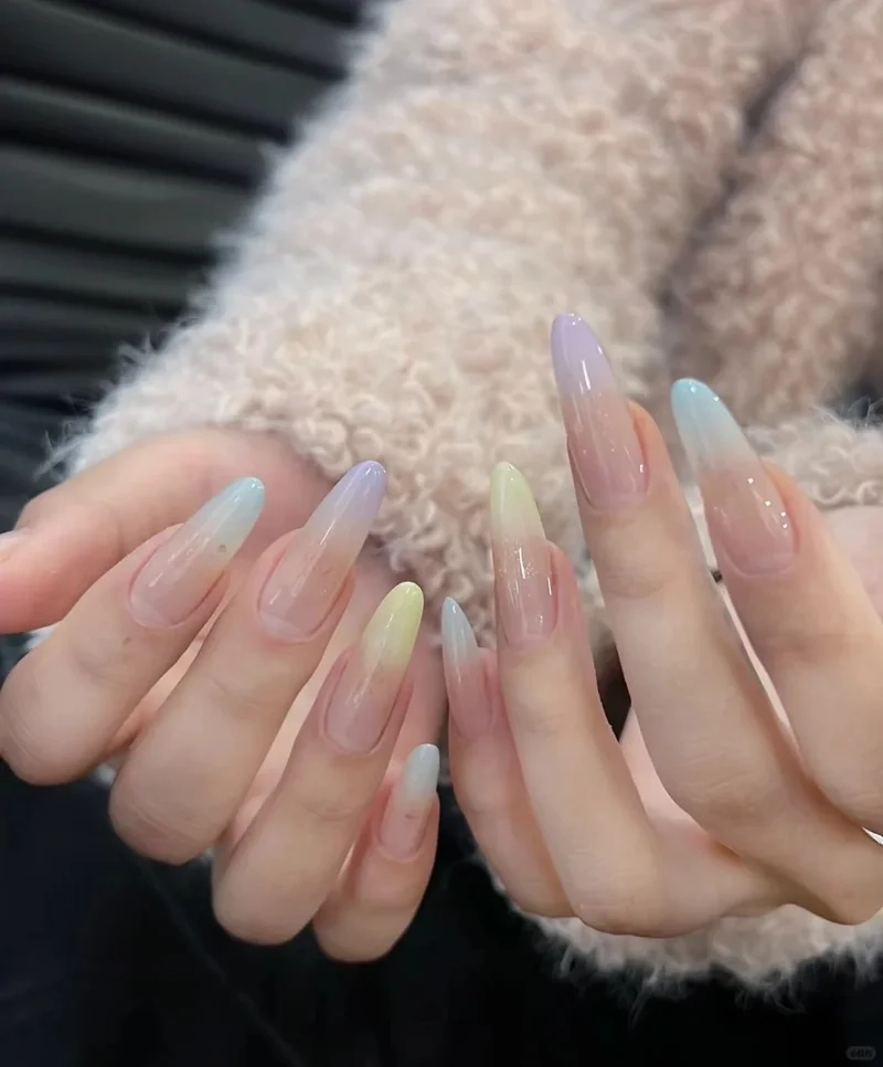 Không thể rời mắt khỏi các kiểu móng ombre đẹp