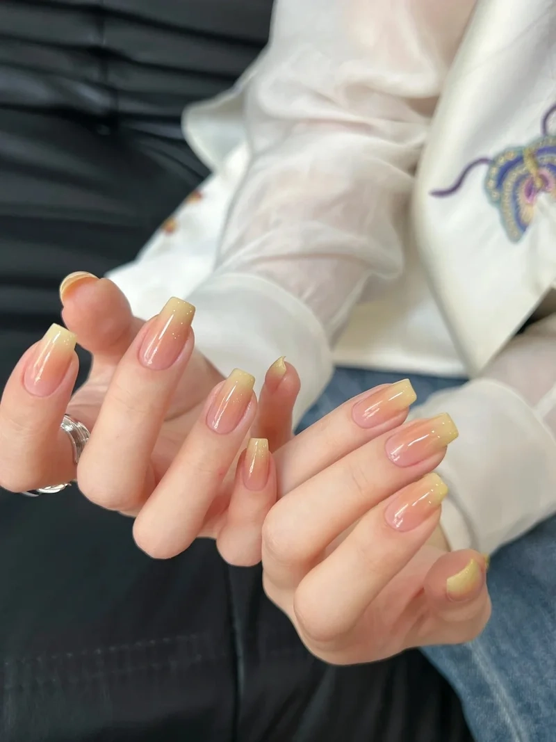 Dịu dàng và nữ tính với nail ombre hồng ngọt ngào