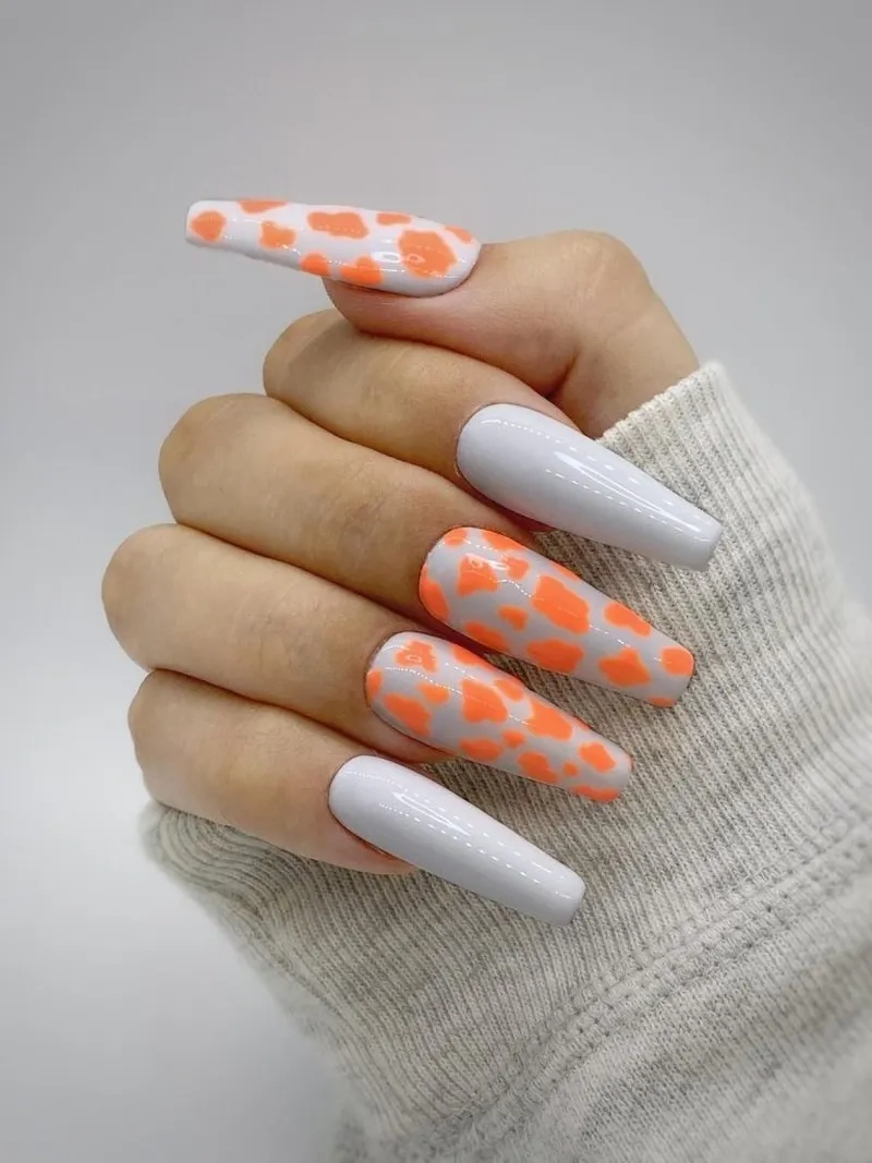 Vẽ bò sữa nail nhẹ nhàng, mang lại vẻ đẹp thanh thoát