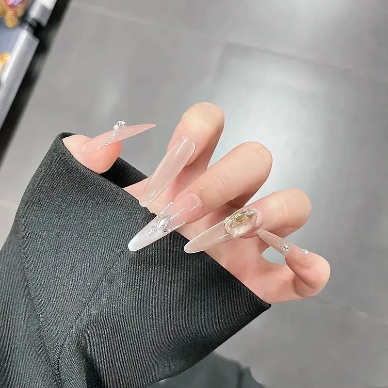 Màu nail cá tính cho đôi tay thêm phần nổi bật