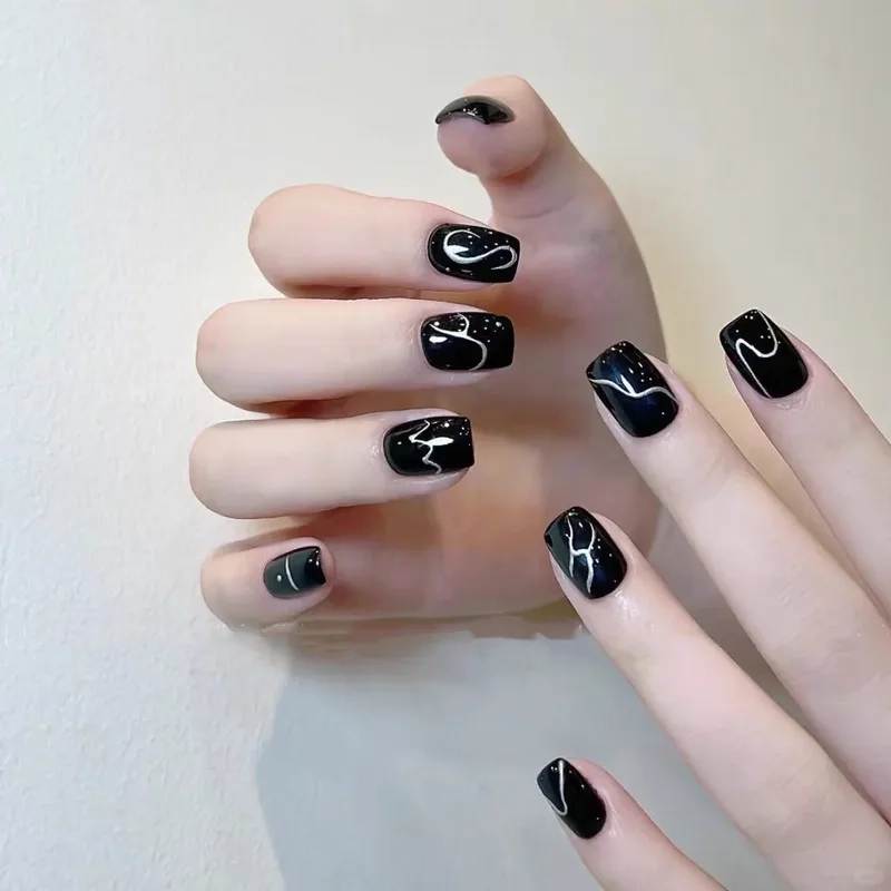 Khám phá mẫu nail đen cá tính nhọn đầy độc đáo