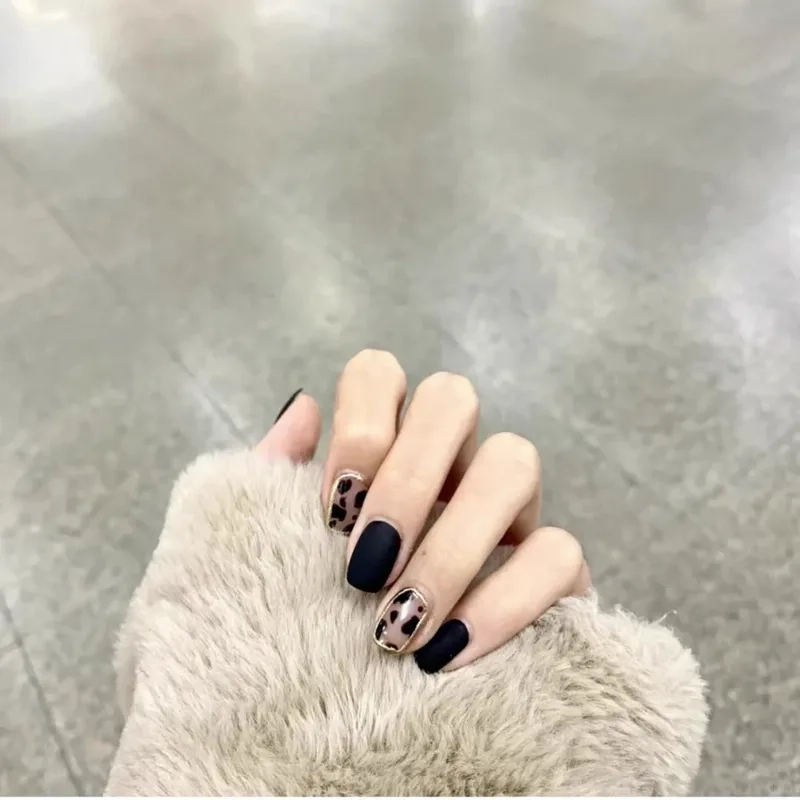 Đơn giản mà cá tính với nail đen cá tính