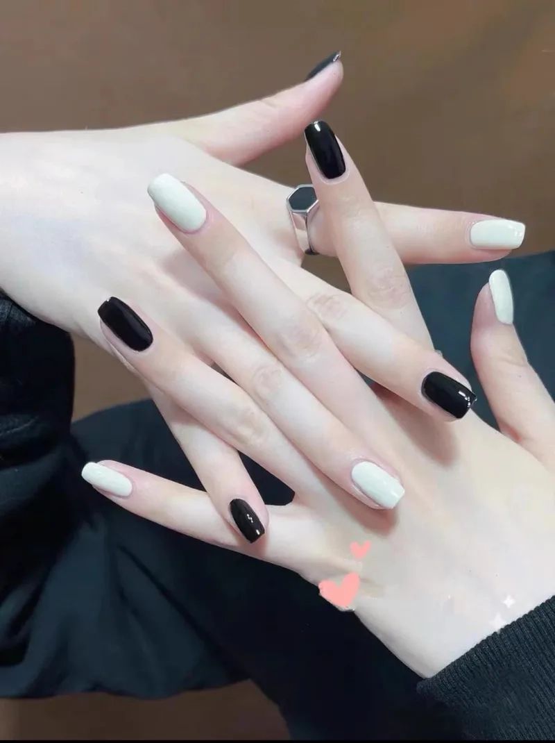 Kết hợp hoàn hảo với nail đen trắng cá tính