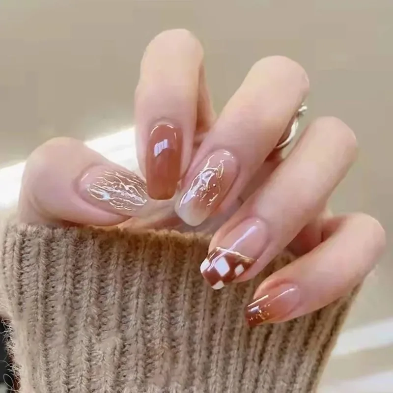 Nail vẽ caro là xu hướng làm đẹp không thể bỏ qua