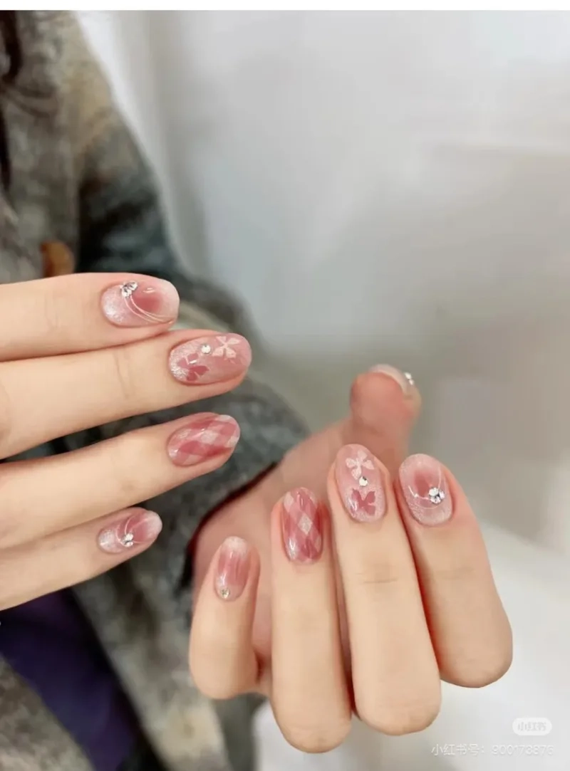 Mẫu vẽ móng caro phù hợp với mọi dịp, từ thường ngày đến tiệc tùng