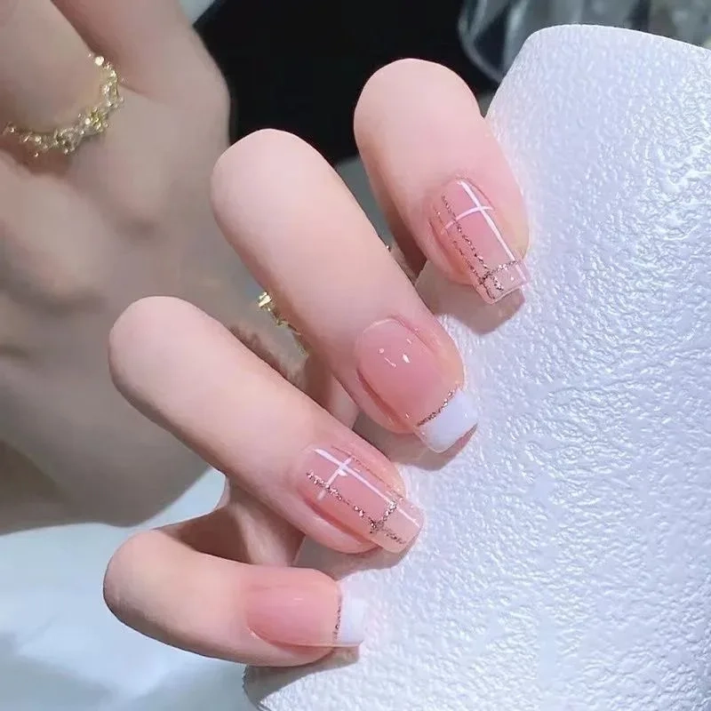 Mẫu móng kẻ caro vừa đơn giản lại vừa sang trọng
