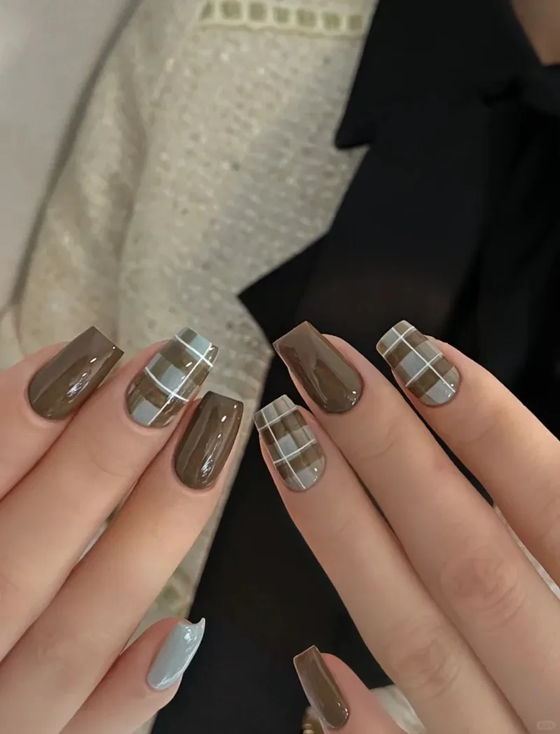 Mẫu móng tay kẻ caro đẹp giúp bạn luôn tự tin mỗi ngày