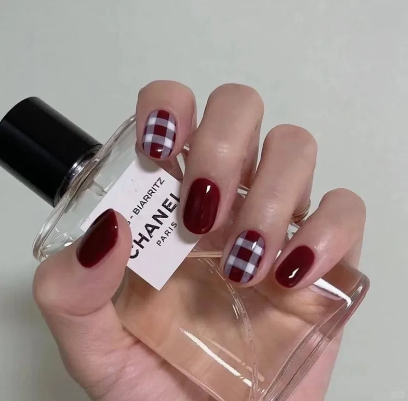 Hãy làm mới mình với móng tay caro đầy phong cách