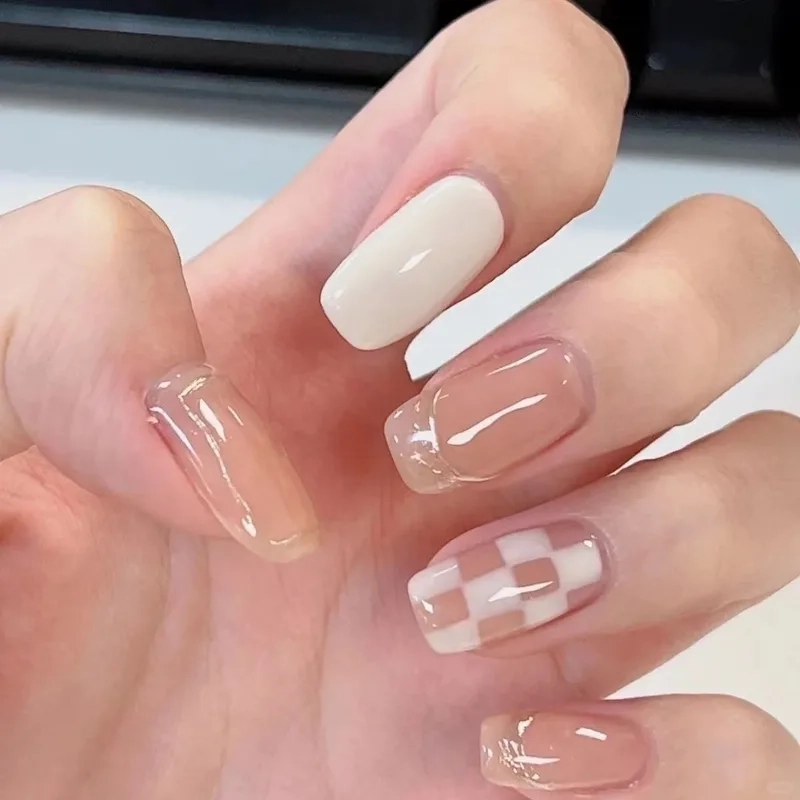 Khám phá ngay mẫu móng chân caro xinh xắn và đầy cuốn hút