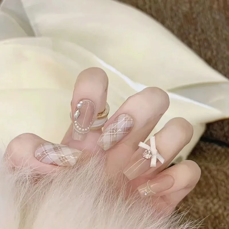 Mẫu móng tay caro cực kỳ nổi bật dành cho tín đồ yêu thích sự mới mẻ