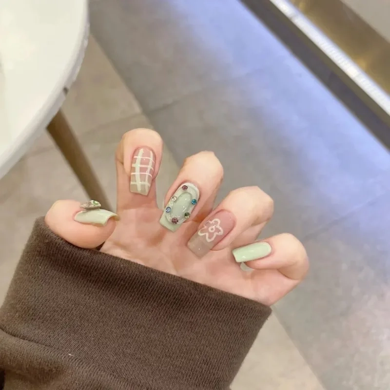 Nail đẹp caro giúp bạn dễ dàng phối hợp với mọi trang phục