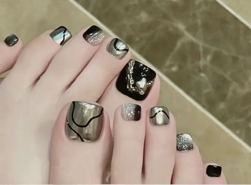 Tạo điểm nhấn với nail chân màu đen mạnh mẽ và sang trọng