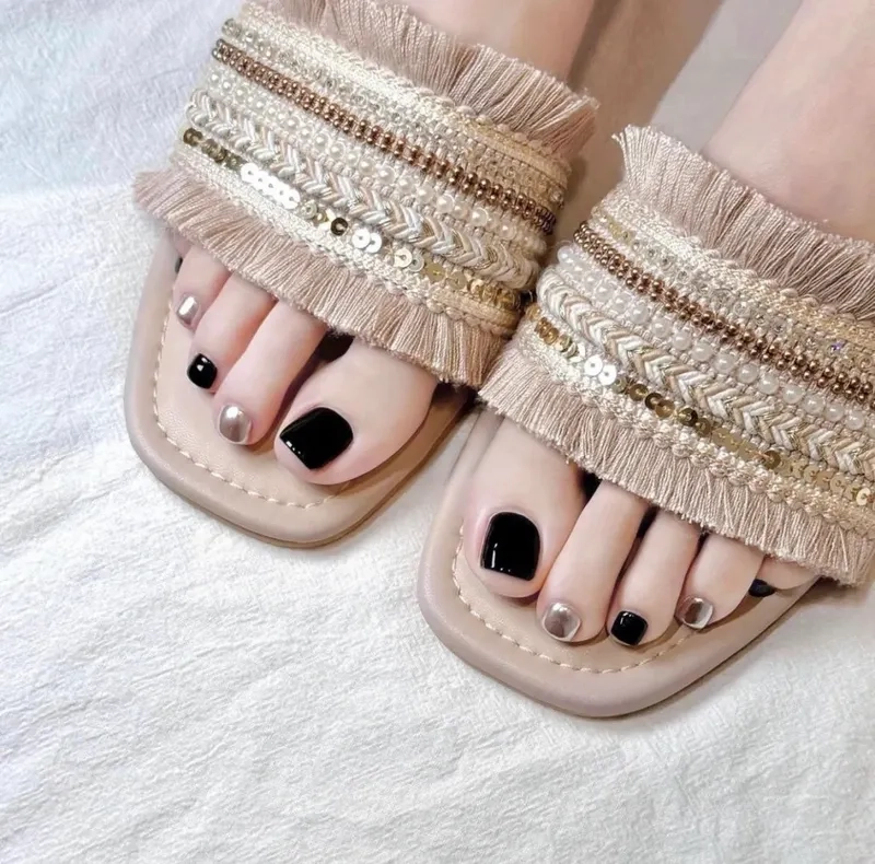 Mẫu móng chân màu đen đẹp sẽ khiến đôi chân bạn thêm xinh