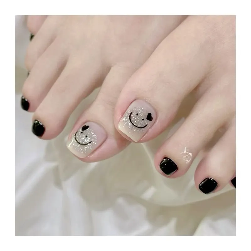 Mẫu móng chân đen đẹp dành cho những ai yêu thích sự sang trọng