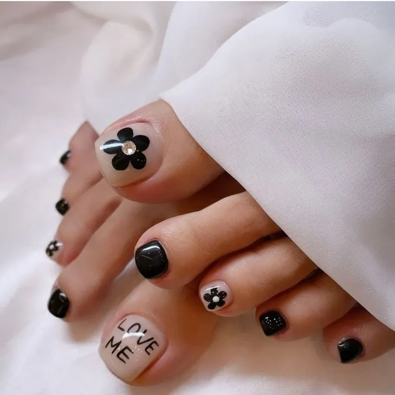 Cùng thử mẫu nail cho chân đen để thêm phần quyến rũ
