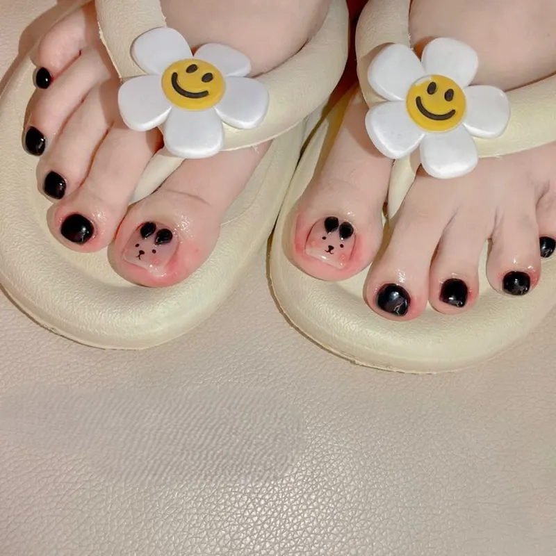 Mẫu nail chân màu đen đẹp cực hot trong năm nay