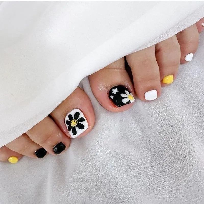 Mẫu nail chân trắng đen mang lại vẻ đẹp cá tính và thời thượng