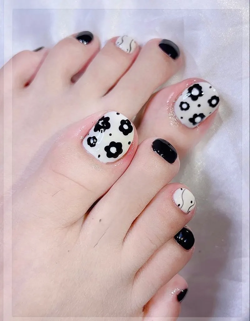 Thử ngay nail chân màu đen trắng để tạo điểm nhấn cho đôi chân