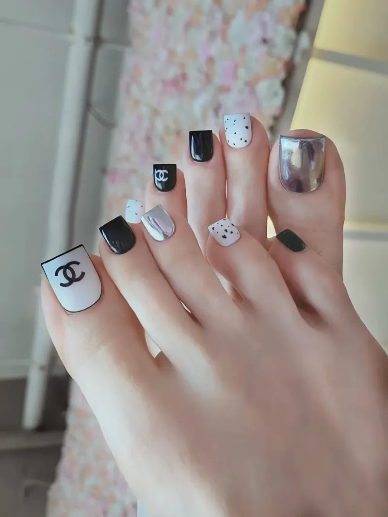 Mẫu nail chân đen trắng cực kỳ phù hợp với những ai yêu thích sự đơn giản