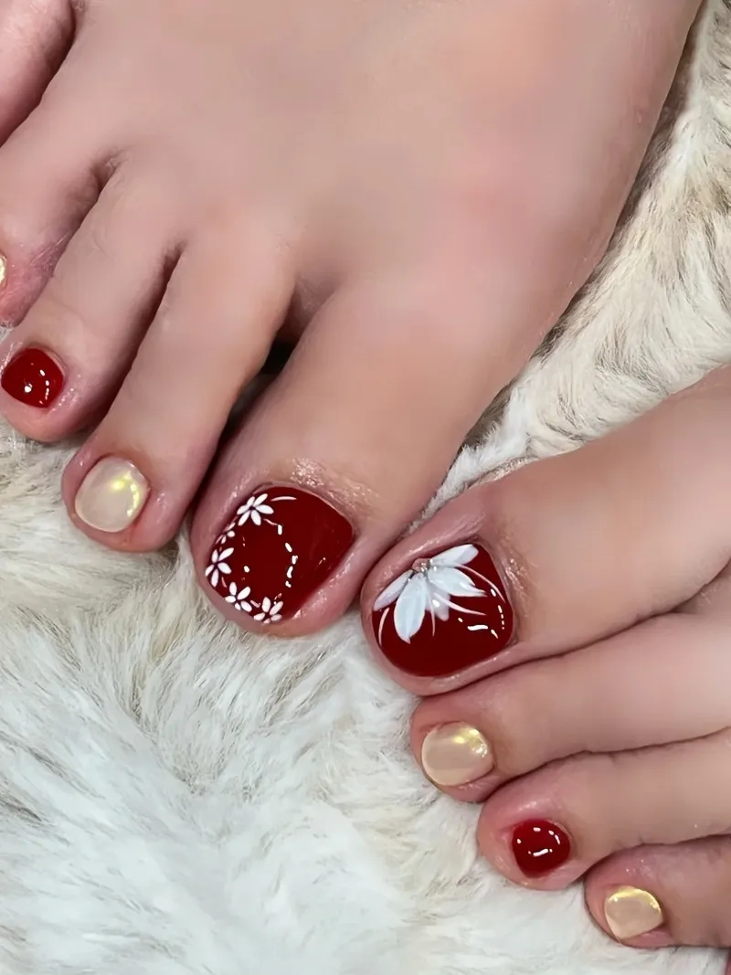 Các mẫu nail chân màu đỏ đẹp giúp nàng luôn nổi bật giữa đám đông