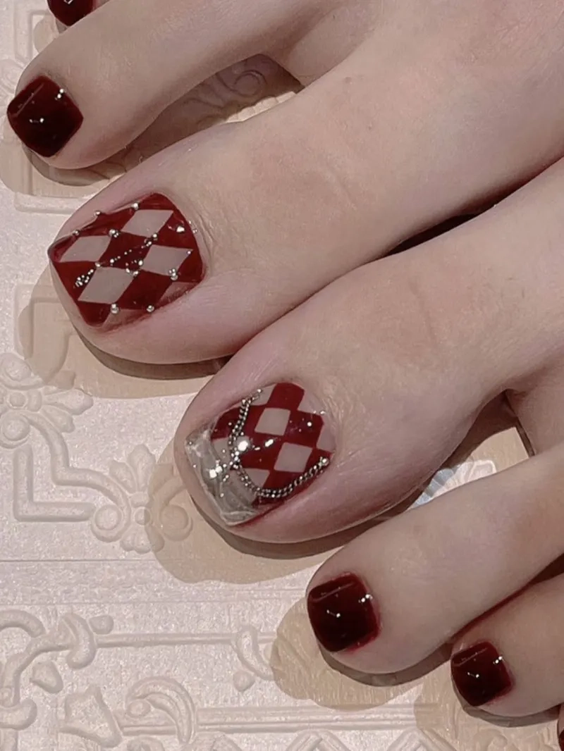 Nail chân đỏ đô tạo điểm nhấn ấn tượng cho phong cách của bạn