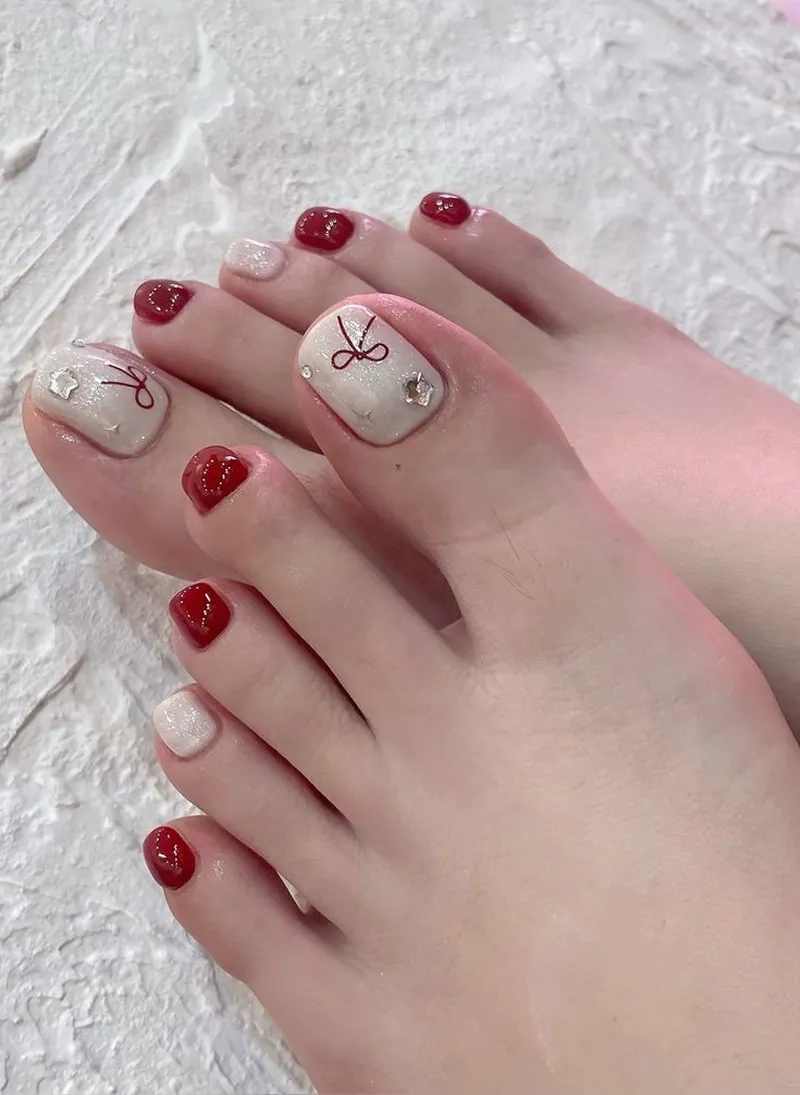 Nail chân đỏ tết là lựa chọn hoàn hảo cho nàng thêm phần rạng rỡ