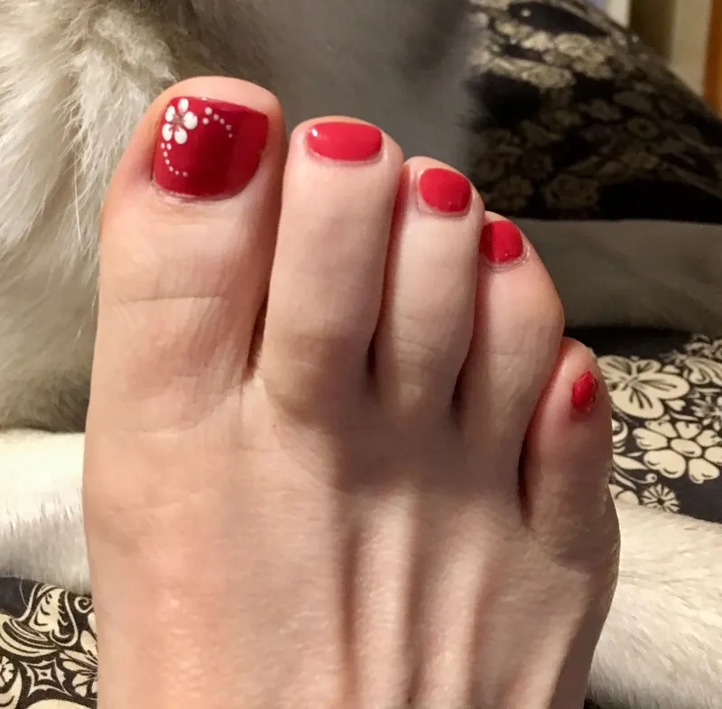 Nail chân đỏ đẹp giúp đôi chân thêm phần cuốn hút và nổi bật
