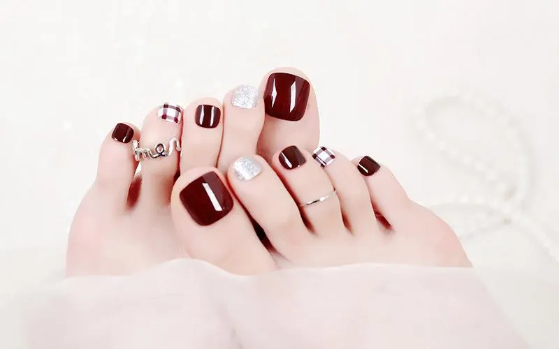 Sang trọng và tinh tế với sơn móng chân đẹp màu đỏ thu hút mọi ánh nhìn