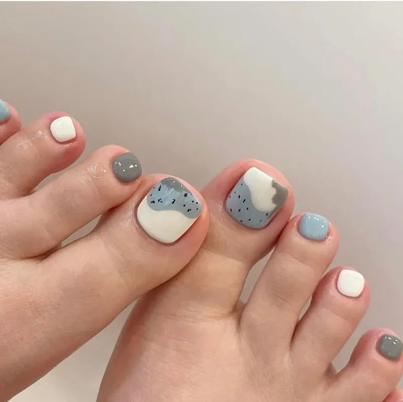 Tôn da cực xinh với nail chân xanh ngọc