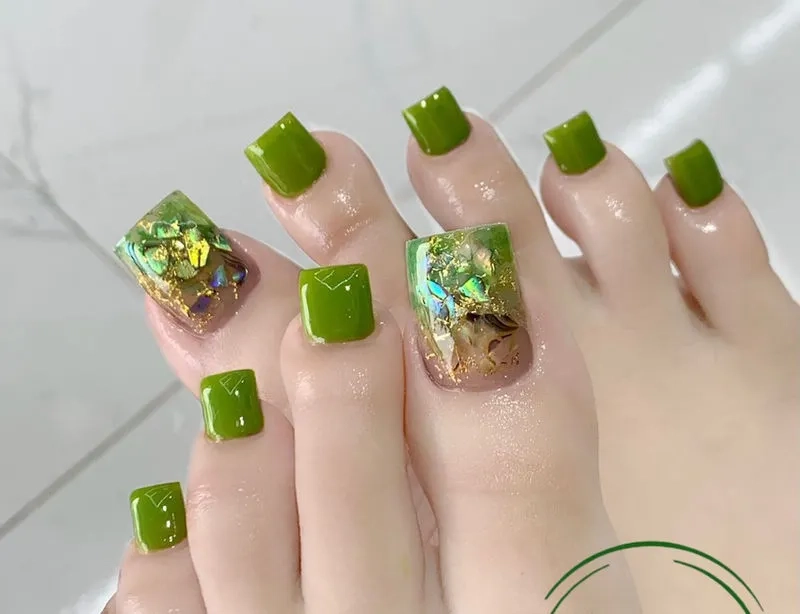 Mùa hè thêm rực rỡ nhờ mẫu móng chân xanh lá