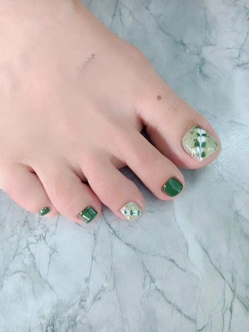 Phối outfit chất phát ngất cùng nail chân màu xanh lá