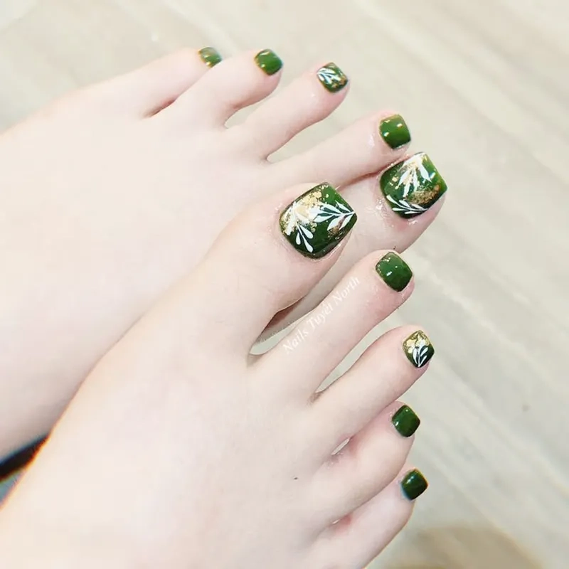 Đổi gió phong cách với nail chân xanh lá