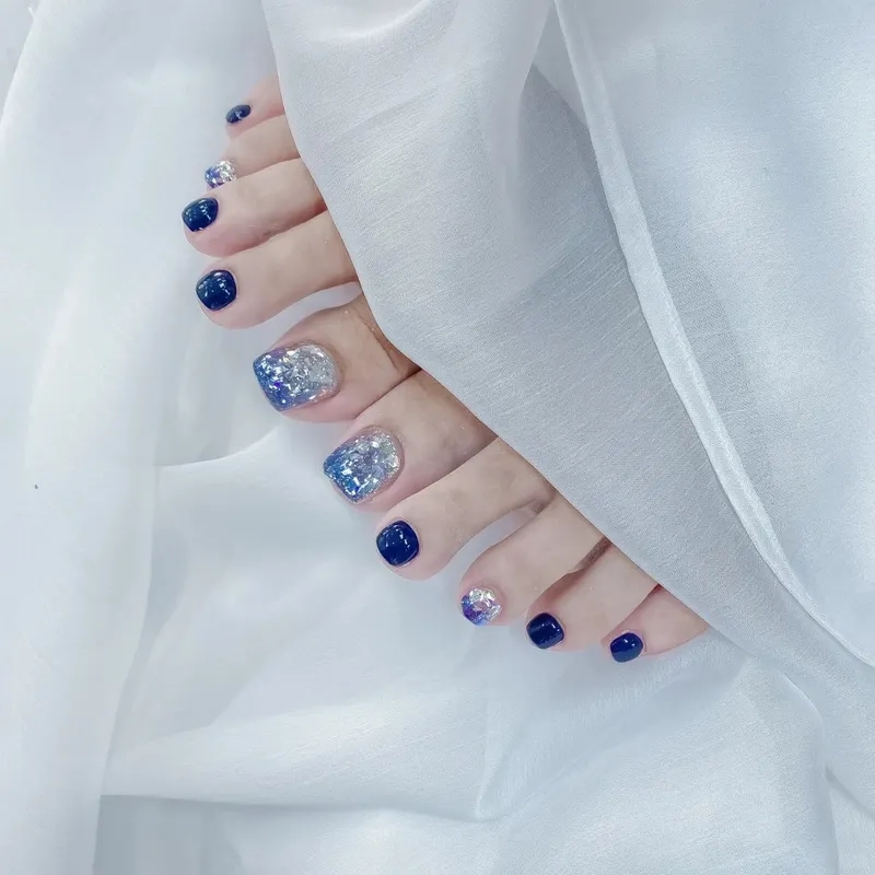 Dịu dàng đậm chất thơ với nail móng chân màu xanh