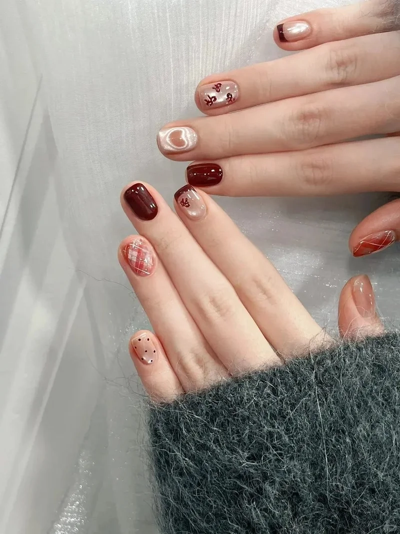 Nổi bật dịu dàng với màu móng tay đẹp cho da ngăm