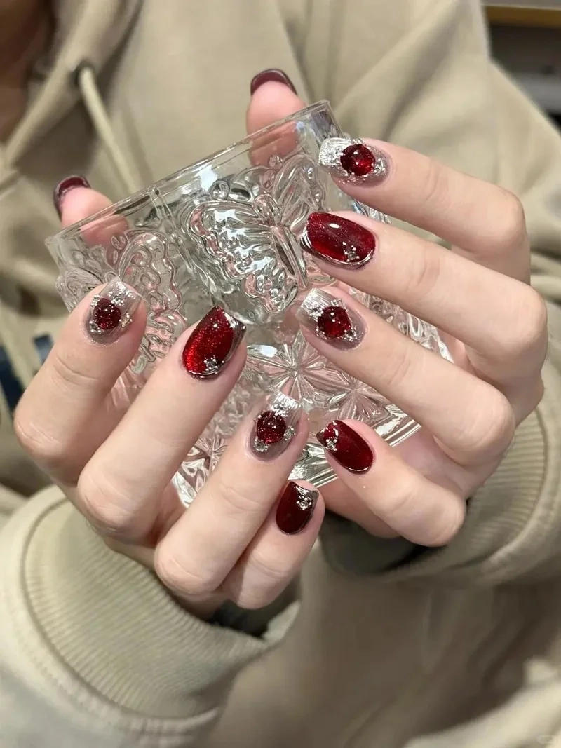 Đen giòn mà vẫn cuốn hút với màu nail cho da ngăm đen
