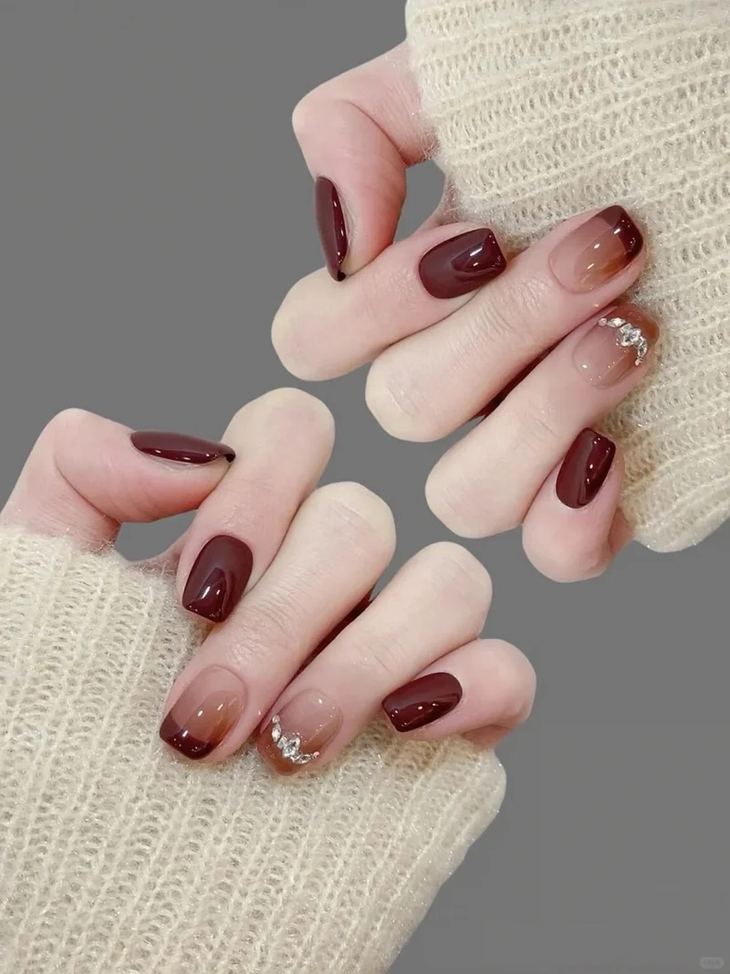 Tone xịn xò giúp nàng nổi bật với màu nail hợp với da ngăm
