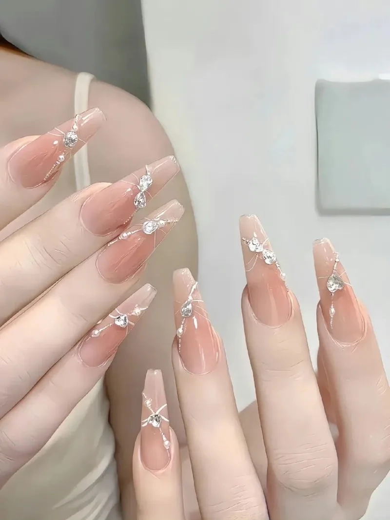 Tự tin với làm nail dài thêm phần ấn tượng