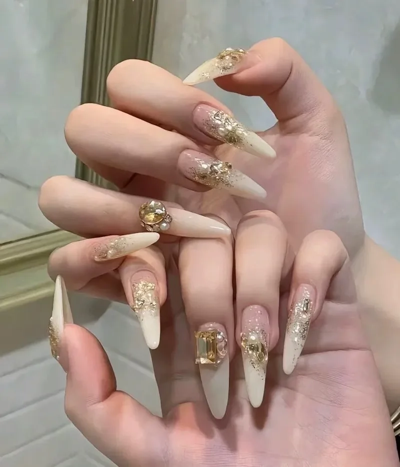 Mẫu móng dài đẹp mang đến vẻ ngoài sang trọng