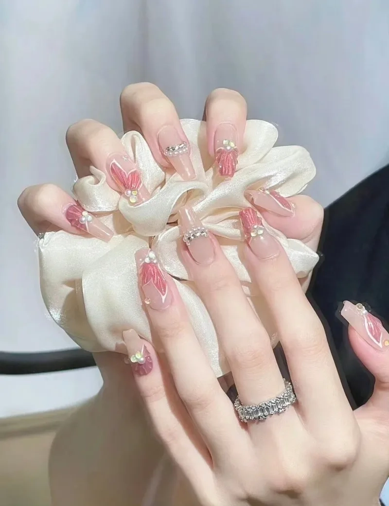 Mẫu nail tay dài mang đến phong cách đầy tự tin