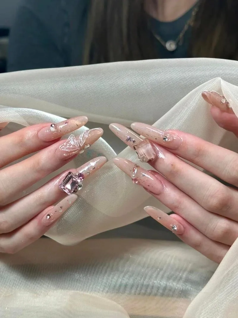 Nail dài cá tính sẽ giúp bạn nổi bật trong đám đông