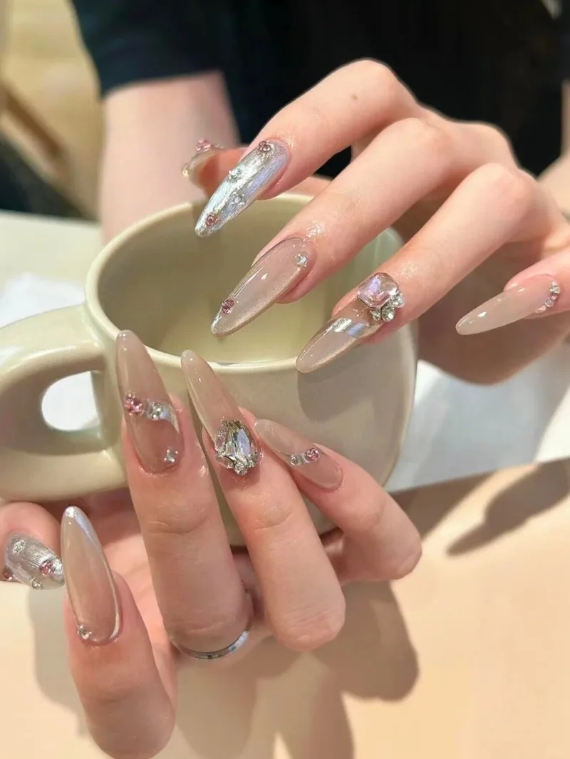 Khám phá nail dài xinh cho đôi tay thêm phần hoàn hảo