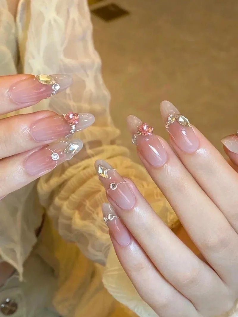 Nail móng dài giúp bạn tạo nên phong cách riêng biệt