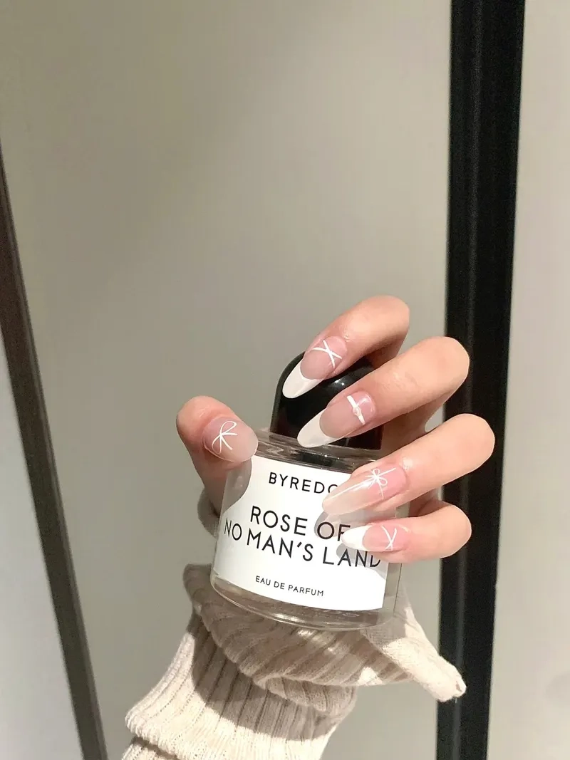 Đẹp nhẹ nhàng với mẫu nail đầu móng trắng hot trend