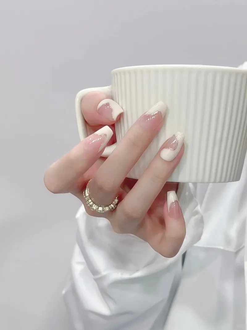 Điệu đà nhưng không kém phần thanh lịch với nail đầu trắng