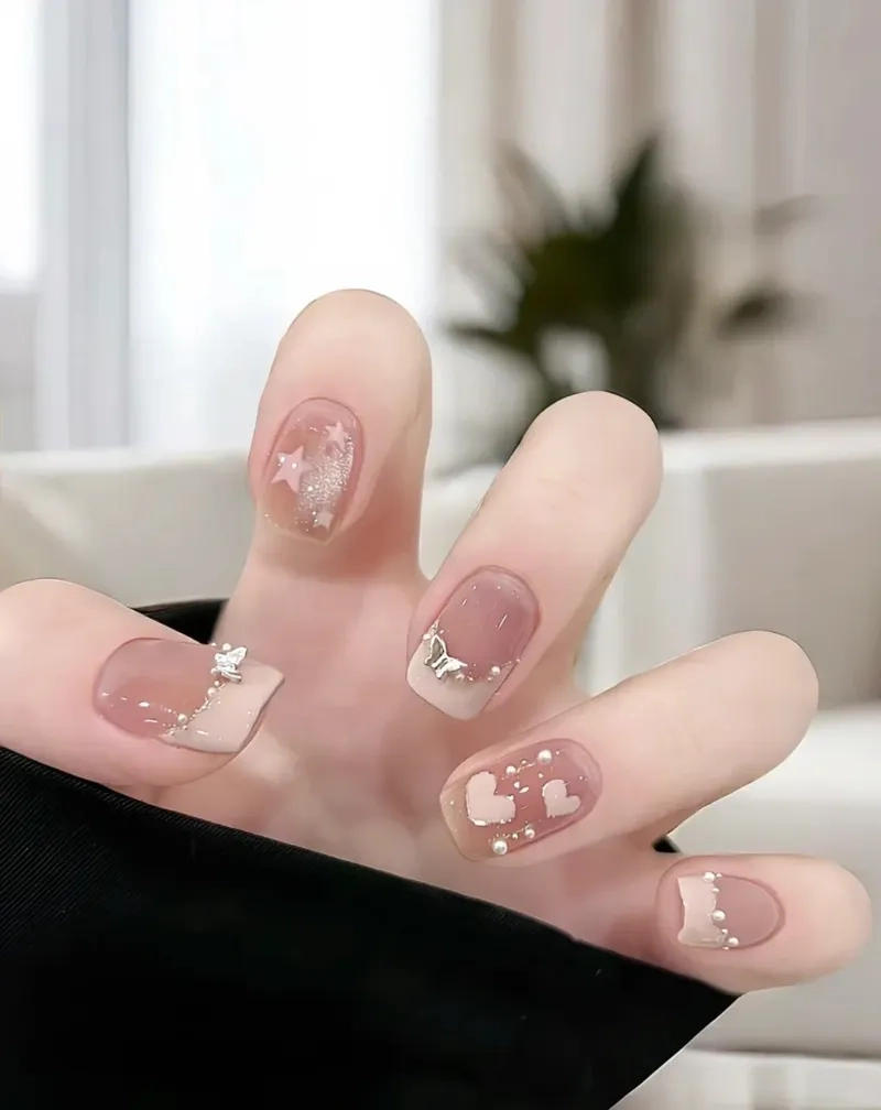 Làm nail xinh với sơn móng tay đầu trắng siêu trendy